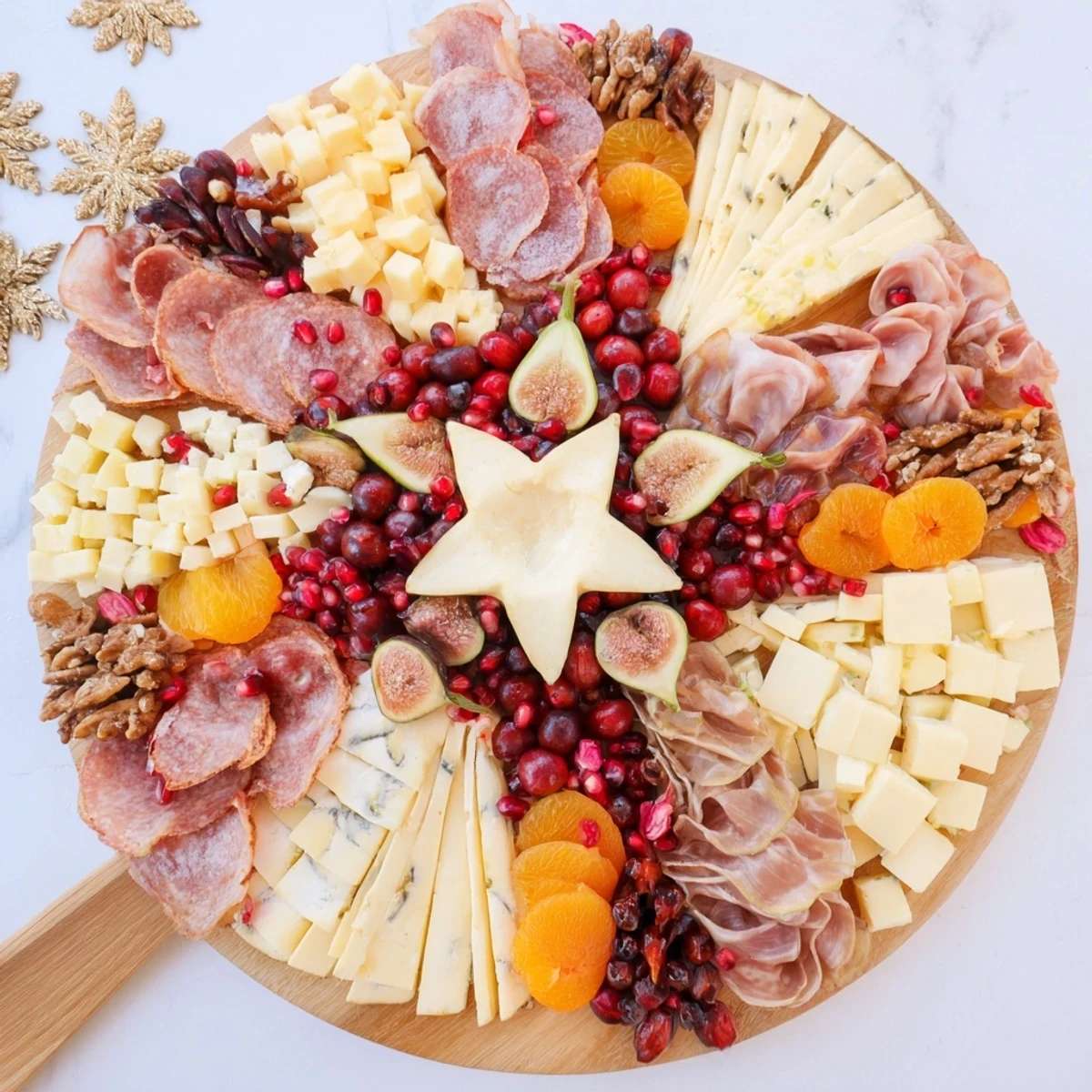 Éclat dÉtoiles Planche de Noël 2025: A stunning starburst charcuterie board with cheeses, meats, fruits, and nuts.