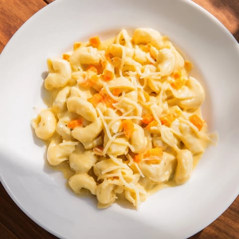 Creamy one-pot butternut squash mac & cheese: a comforting, cheesy dish with tender pasta.